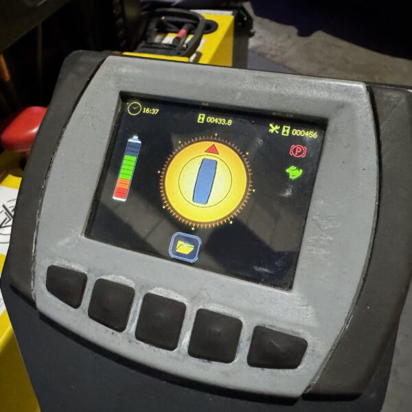 Combi-WR Pedestrian Reach Stacker