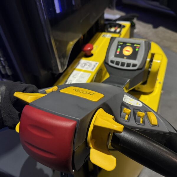 Combi-WR Pedestrian Reach Stacker