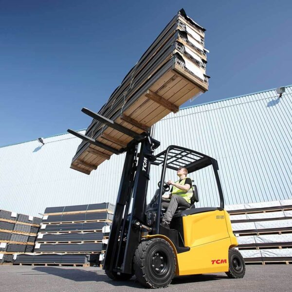 TCM FHB25-F1 4-Wheel Electric Counterbalance Truck